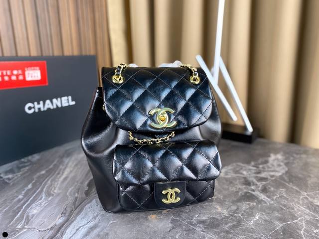 配折叠盒 Chanel 23C Duma双肩包还是有点可爱的 上身size 真的很刚好 超级好看 实用与颜值并存的神仙包包！ 尺寸：18.5*19