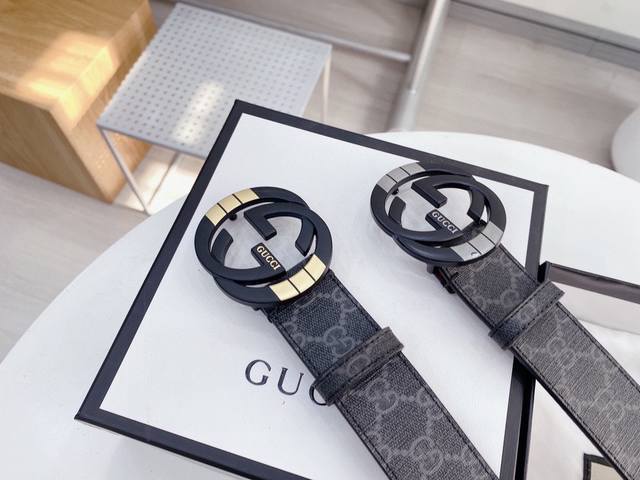 Gucci 古奇 皮带 新款互扣式g带扣深受品牌辉煌的70年代经典设计所影响，得以重新诠释。此款 腰带 安放于织纹纯皮腰带之上。正品一致的吊牌全套包装 配纸袋