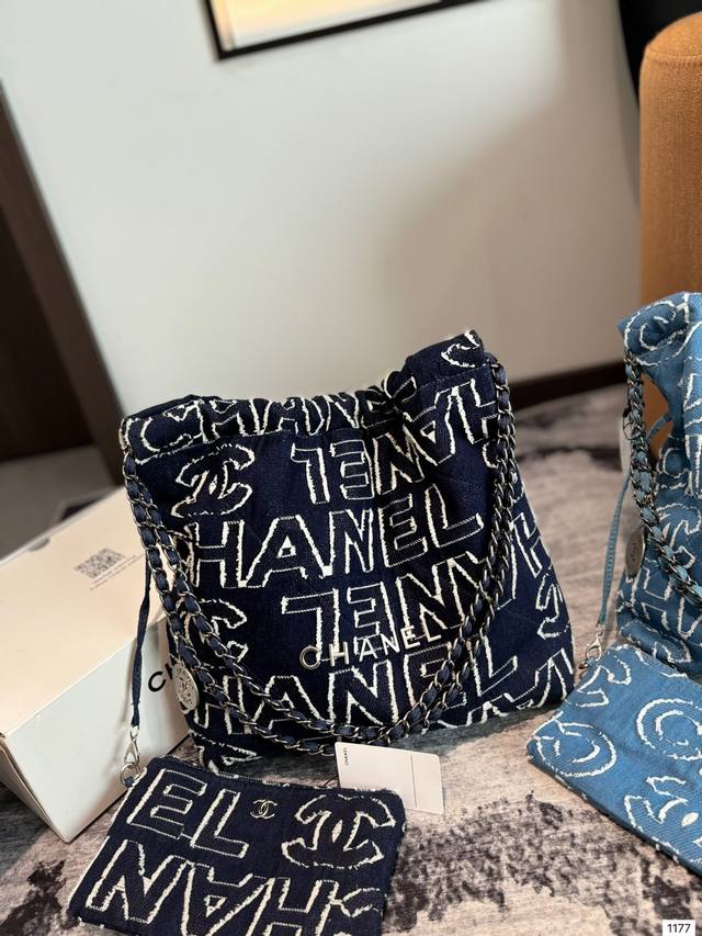 牛仔 Chanel 水洗丹宁 牛仔垃圾袋双肩包 Tote 以数字命名的“垃圾袋” 2021 年10 月，Chanel 品牌艺术总监virginie Viard在