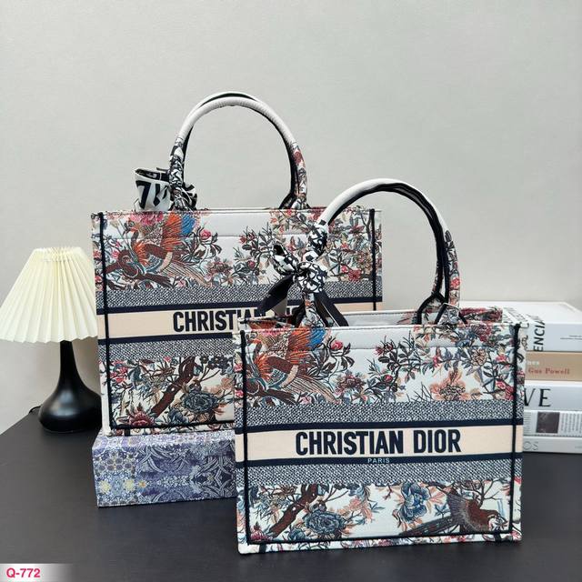 中号 尺寸35.27Cm 大号 尺寸40.31Cm Dior 迪奥购物袋 配小包 本年度重量级专柜经典爆款 将帅气和优雅两种不同的风格碰撞在一起，融合了新一代女