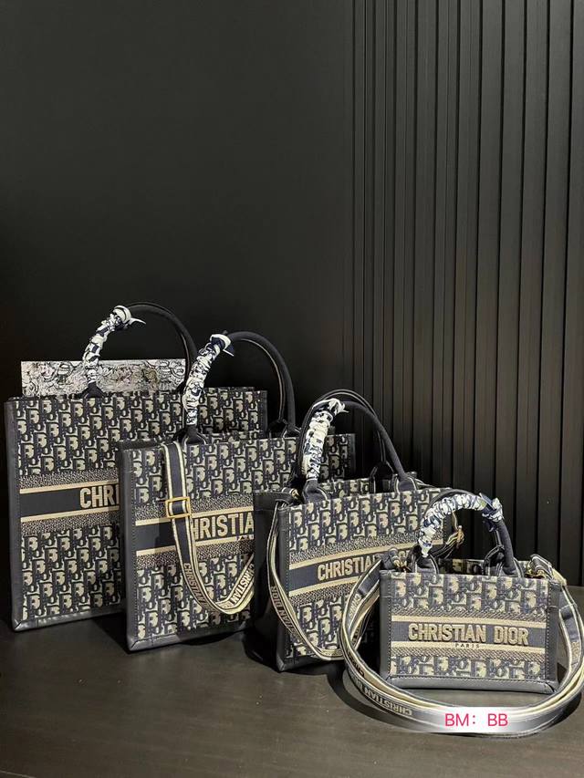 中号 大号 小号 迷你 配折叠礼盒 Dior 迪奥购物袋 本年度重量级专柜经典爆款 将帅气和优雅两种不同的风格碰撞在一起，融合了新一代女性的时髦与个性 展现女性