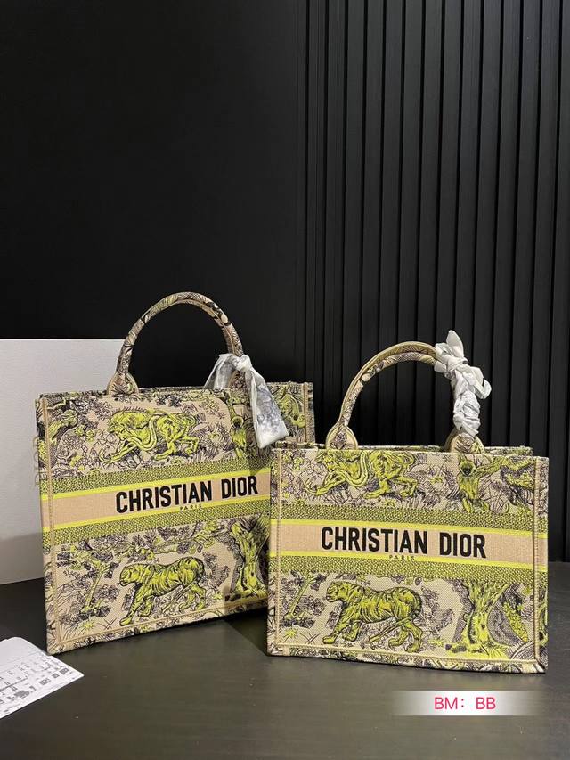 中号 大号 配折叠礼盒 Dior 迪奥购物袋 本年度重量级专柜经典爆款 将帅气和优雅两种不同的风格碰撞在一起，融合了新一代女性的时髦与个性 展现女性力量 包包全