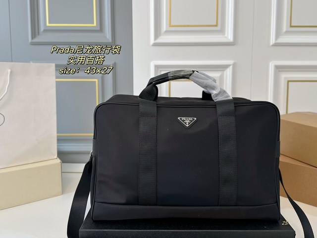 无盒 Size：43×27 Prada普拉达新款尼龙旅行袋 外观既经典又大气，超酷的一只包 搭配行李箱适合旅行，男女通用～ 容量超大非常实用，简单搭配就很