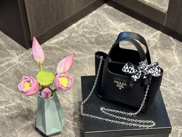 礼盒包装 配送丝巾 Prada 新品 Mini Tote 菜篮子包 小网红包 Prada永恒经典 真正原版复刻 轻便时尚 潮人必备 普拉达由玛丽奥 普拉达于19