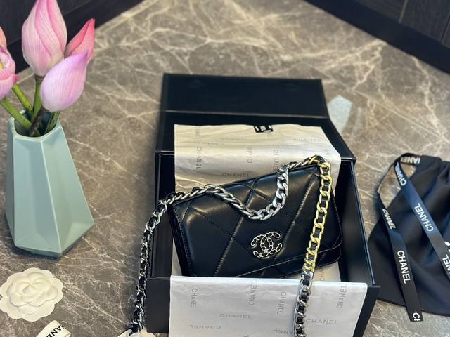 原版皮 折叠礼盒包装 Chanel 香奈儿19Woc 银扣 链条包 华夫格 太太太美了 又一个仙女包最香我的爱，不愧是小香，拿到手上那个质感都特别高级啊啊啊。爱