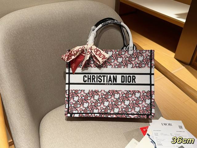 高版本配送丝巾 迪奥dior 24限定款tote Book 立体提花 高密刺绣托特包 绝美的梦中情包 尺寸36Cm 礼盒包装