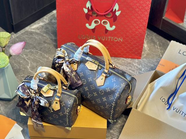 礼盒包装 Lv 新款 Speedy 铆钉枕头包 Lv Ysl Dior新款系列 枕头包 手袋,全网首发 Lv Speedy 枕头包这款retiro 手袋以标志性