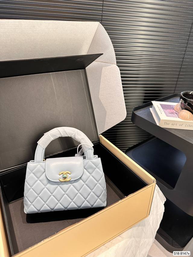 配飞机盒折叠盒子 23Ss香奈儿手提包 上身太好看了，爱了爱了#Chanel23Ss #全网首发 尺寸19 12 货号8147X