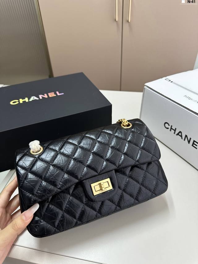 Chanel Cf 2.55 菱格包香奈儿精致女神推荐入手呦 美貌与实用并存 近年超盛行而小香这款做的超级棒n-41尺寸25.6.15 折叠盒飞机盒