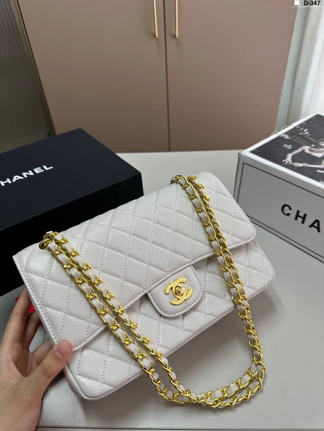 Chanel香奈儿cf 金扣 完全是给你惊喜的程度 背上身就是亮眼的小仙女一枚 优雅时尚就是它的代名词了吧 容量太足够了，出门逛街约会都可以。 D-347尺寸2